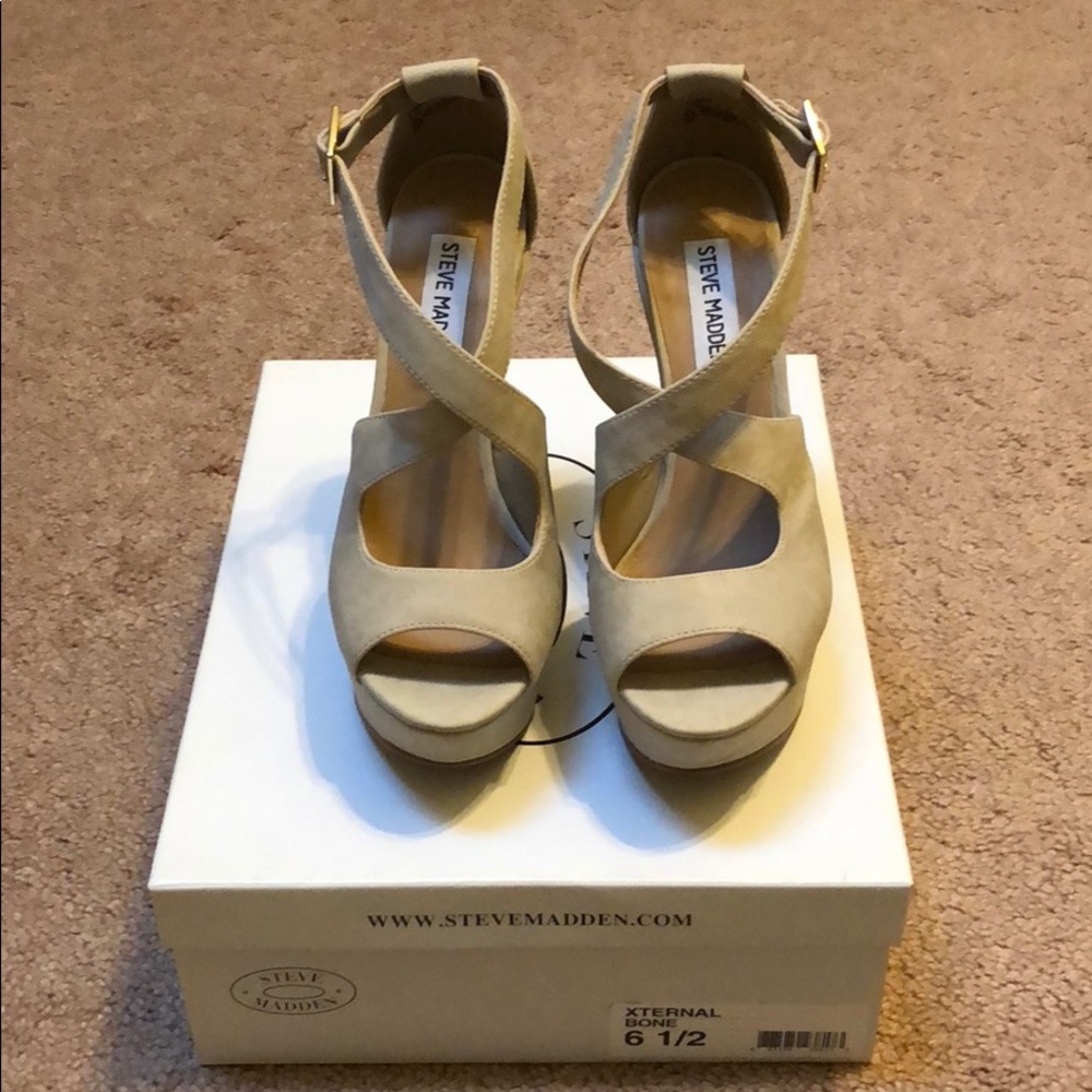 Steve Madden cross cross bone wedges